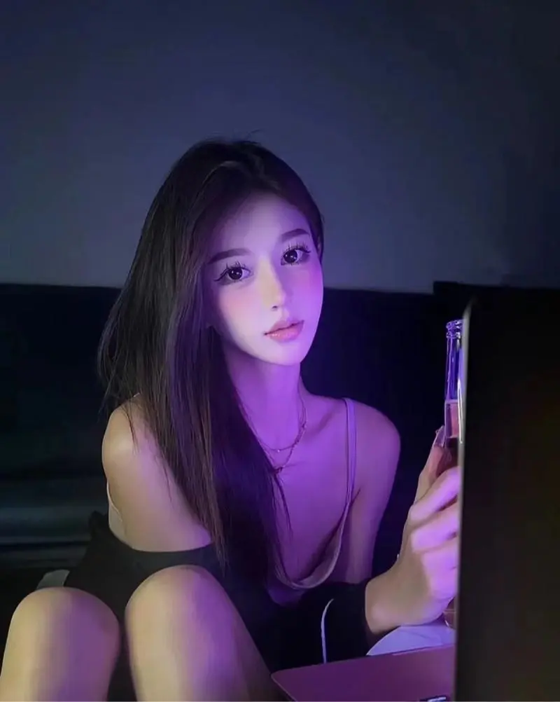 解码02年“纯欲风”天花板：一场关于颜值、气质与极致服务的顶级邂逅