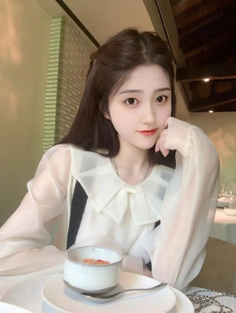 南京外围邂逅03年“妈生脸”才女：一场融合艺术与纯粹的“女友Feel”兼职体验